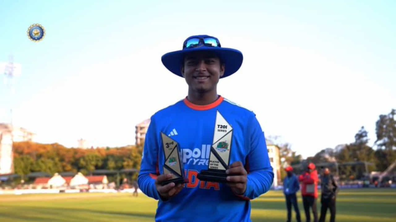 ಜಿಂಬಾಬ್ವೆ ವಿರುದ್ಧದ ಮೂರು ಪಂದ್ಯಗಳ ಟಿ20 ಸರಣಿಯ ಮೂರನೇ ಪಂದ್ಯದಲ್ಲಿ ವೈಭವ್ ಸೂರ್ಯವಂಶಿ 81 ರನ್ಗಳ ಇನ್ನಿಂಗ್ಸ್ ಆಡುವ ಮೂಲಕ ತಂಡದ ಗೆಲುವಿನಲ್ಲಿ ಪ್ರಮುಖ ಪಾತ್ರ ವಹಿಸಿದರು. ಈ ಇನ್ನಿಂಗ್ಸ್ಗಾಗಿ, ವೈಭವ್ಗೆ ಪಂದ್ಯಶ್ರೇಷ್ಠ ಪ್ರಶಸ್ತಿಯೂ ಲಭಿಸಿತು. ಈ ಮೂಲಕ ವೈಭವ್ ಪುರುಷರ ಕ್ರಿಕೆಟ್ನ ಯಾವುದೇ ಸ್ವರೂಪದಲ್ಲಿ ಪಂದ್ಯಶ್ರೇಷ್ಠ ಪ್ರಶಸ್ತಿಯನ್ನು ಗೆದ್ದ ಅತ್ಯಂತ ಕಿರಿಯ ಭಾರತೀಯ ಆಟಗಾರನೆಂಬ ದಾಖಲೆ ಕೂಡ ನಿರ್ಮಿಸಿದರು(PC-BCCI).