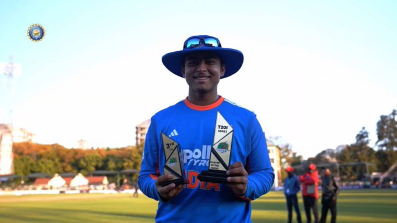 ಜಿಂಬಾಬ್ವೆ ವಿರುದ್ಧದ ಮೂರು ಪಂದ್ಯಗಳ ಟಿ20 ಸರಣಿಯ ಮೂರನೇ ಪಂದ್ಯದಲ್ಲಿ ವೈಭವ್ ಸೂರ್ಯವಂಶಿ 81 ರನ್ಗಳ ಇನ್ನಿಂಗ್ಸ್ ಆಡುವ ಮೂಲಕ ತಂಡದ ಗೆಲುವಿನಲ್ಲಿ ಪ್ರಮುಖ ಪಾತ್ರ ವಹಿಸಿದರು. ಈ ಇನ್ನಿಂಗ್ಸ್ಗಾಗಿ, ವೈಭವ್ಗೆ ಪಂದ್ಯಶ್ರೇಷ್ಠ ಪ್ರಶಸ್ತಿಯೂ ಲಭಿಸಿತು. ಈ ಮೂಲಕ ವೈಭವ್ ಪುರುಷರ ಕ್ರಿಕೆಟ್ನ ಯಾವುದೇ ಸ್ವರೂಪದಲ್ಲಿ ಪಂದ್ಯಶ್ರೇಷ್ಠ ಪ್ರಶಸ್ತಿಯನ್ನು ಗೆದ್ದ ಅತ್ಯಂತ ಕಿರಿಯ ಭಾರತೀಯ ಆಟಗಾರನೆಂಬ ದಾಖಲೆ ಕೂಡ ನಿರ್ಮಿಸಿದರು(PC-BCCI).