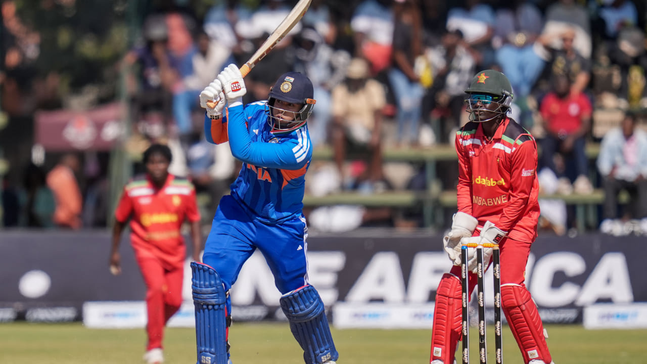 ಜಿಂಬಾಬ್ವೆ ವಿರುದ್ಧದ ಎರಡನೇ ಪಂದ್ಯದಲ್ಲಿ ವೈಭವ್ 31 ಎಸೆತಗಳಲ್ಲಿ ಅರ್ಧಶತಕ ಪೂರೈಸಿದರು. ಈ ಮೂಲಕ 16 ವರ್ಷ ವಯಸ್ಸಿಗೂ ಮುನ್ನ ಪುರುಷರ ಅಂತರರಾಷ್ಟ್ರೀಯ ಕ್ರಿಕೆಟ್‌ನಲ್ಲಿ ಎರಡು ಬಾರಿ 50+ ಸ್ಕೋರ್ ಗಳಿಸಿದ ಮೊದಲ ಬ್ಯಾಟ್ಸ್‌ಮನ್ ಎಂಬ ವಿಶ್ವ ದಾಖಲೆ ವೈಭವ್ ಪಾಲಾಗುದೆ. 16 ವರ್ಷ ವಯಸ್ಸಿಗೂ ಮುನ್ನ ಒಮ್ಮೆ 50+ ಸ್ಕೋರ್ ಗಳಿಸಿದ್ದ ನೇಪಾಳದ ಬ್ಯಾಟ್ಸ್‌ಮನ್ ಕುಶಾಲ್ ಮಾಲಾ ಅವರ ದಾಖಲೆಯನ್ನು ವೈಭವ್ ಮುರಿದರು(PC-BCCI).