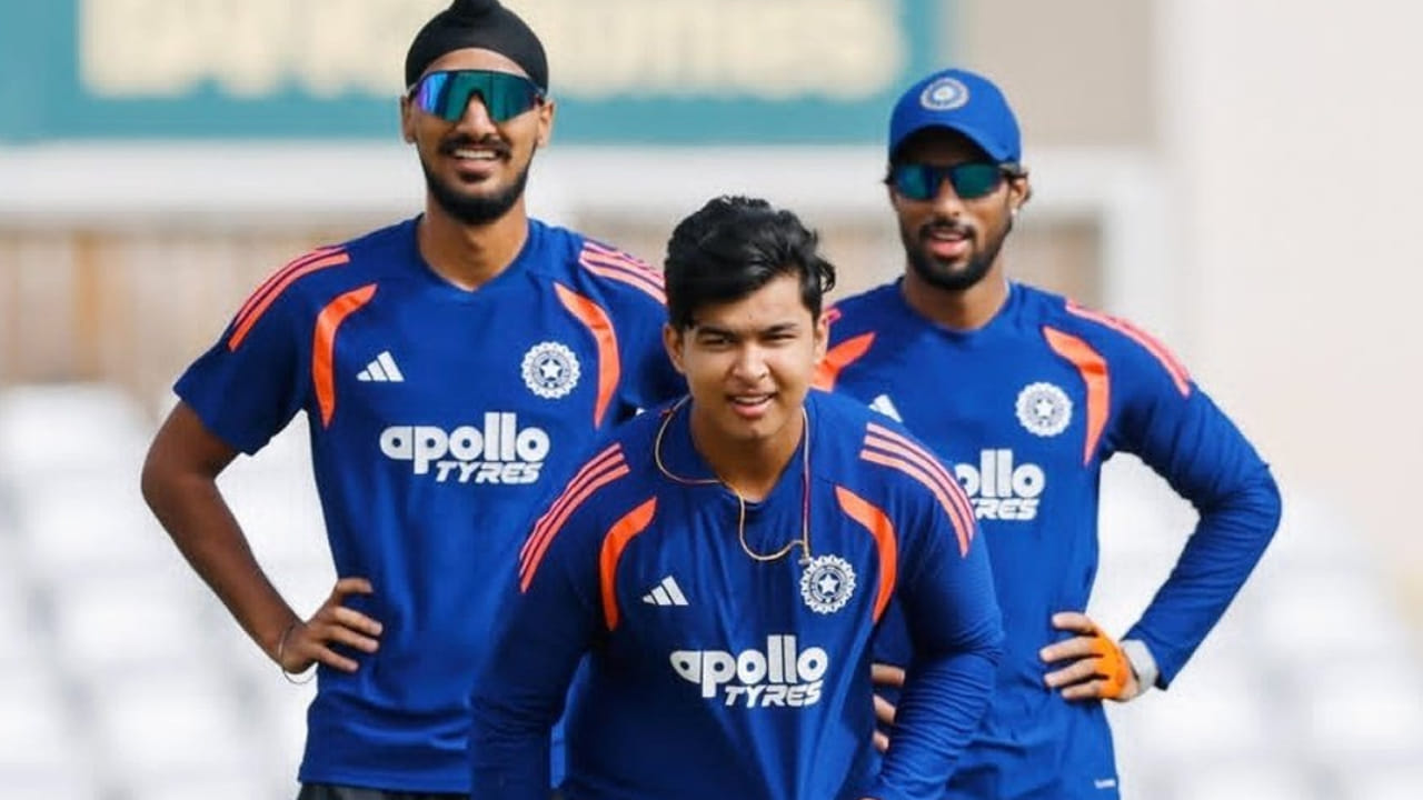 ಇನ್ನು ಐರ್ಲೆಂಡ್ ವಿರುದ್ಧ ಟೀಂ ಇಂಡಿಯಾದ ಸರಣಿ ಸೋಲಿನ ಬಗ್ಗೆ ಮಾತನಾಡಿರುವ ಡಿವಿಲಿಯರ್ಸ್, ‘ಟೀಂ ಇಂಡಿಯಾ ಗೆಲುವಿನ ಲಯಕ್ಕೆ ಮರಳುವುದಕ್ಕೆ ಸಂಬಂಧಿಸಿದಂತೆ ಸ್ವಲ್ಪ ಕೆಲಸ ಮಾಡಬೇಕಾಗಿದೆ. ತಂಡದಲ್ಲಿ ಒಗ್ಗಟ್ಟು ಮೂಡಬೇಕು, ಮರು ತಯಾರಿ ಮಾಡಿಕೊಳ್ಳಬೇಕು ಮತ್ತು ಯುಕೆಯಲ್ಲಿ ಆಡಲು ಒಂದು ಮಾರ್ಗವನ್ನು ಕಂಡುಕೊಳ್ಳಬೇಕು.