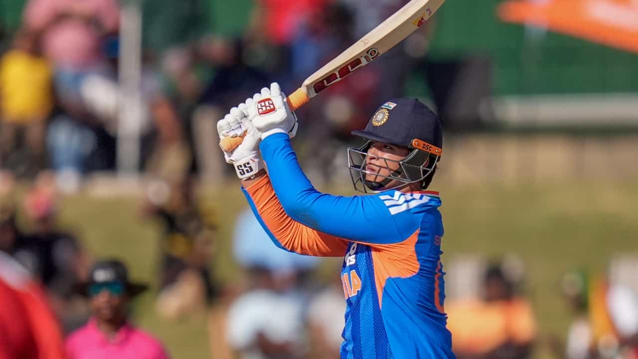 ಇಂಗ್ಲೆಂಡ್ ವಿರುದ್ಧ ಅಂತರರಾಷ್ಟ್ರೀಯ ಕ್ರಿಕೆಟ್ಗೆ ಪಾದಾರ್ಪಣೆ ಮಾಡಿದ್ದ 15 ವರ್ಷದ ವೈಭವ್ ಸೂರ್ಯವಂಶಿಗೆ ನಿರೀಕ್ಷಿತ ಪ್ರದರ್ಶನ ನೀಡಲು ಸಾಧ್ಯವಾಗಿರಲಿಲ್ಲ. ಇಂಗ್ಲೆಂಡ್ ಪ್ರವಾಸದಲ್ಲಿ ಆಡಿದ ಮೂರು ಪಂದ್ಯಗಳಲ್ಲೂ ವೈಭವ್ಗೆ 20 ರನ್ಗಳ ಗಡಿ ದಾಟಲು ಸಾಧ್ಯವಾಗಿರಲಿಲ್ಲ. ಆದರೆ ಜಿಂಬಾಬ್ವೆ ವಿರುದ್ಧ ಮಿಂಚಿದ ವೈಭವ್ ಮೊದಲ ಟಿ20 ಪಂದ್ಯದಲ್ಲಿ ಸ್ಫೋಟಕ ಅರ್ಧಶತಕ ಬಾರಿಸಿದರು(PC-BCCI).