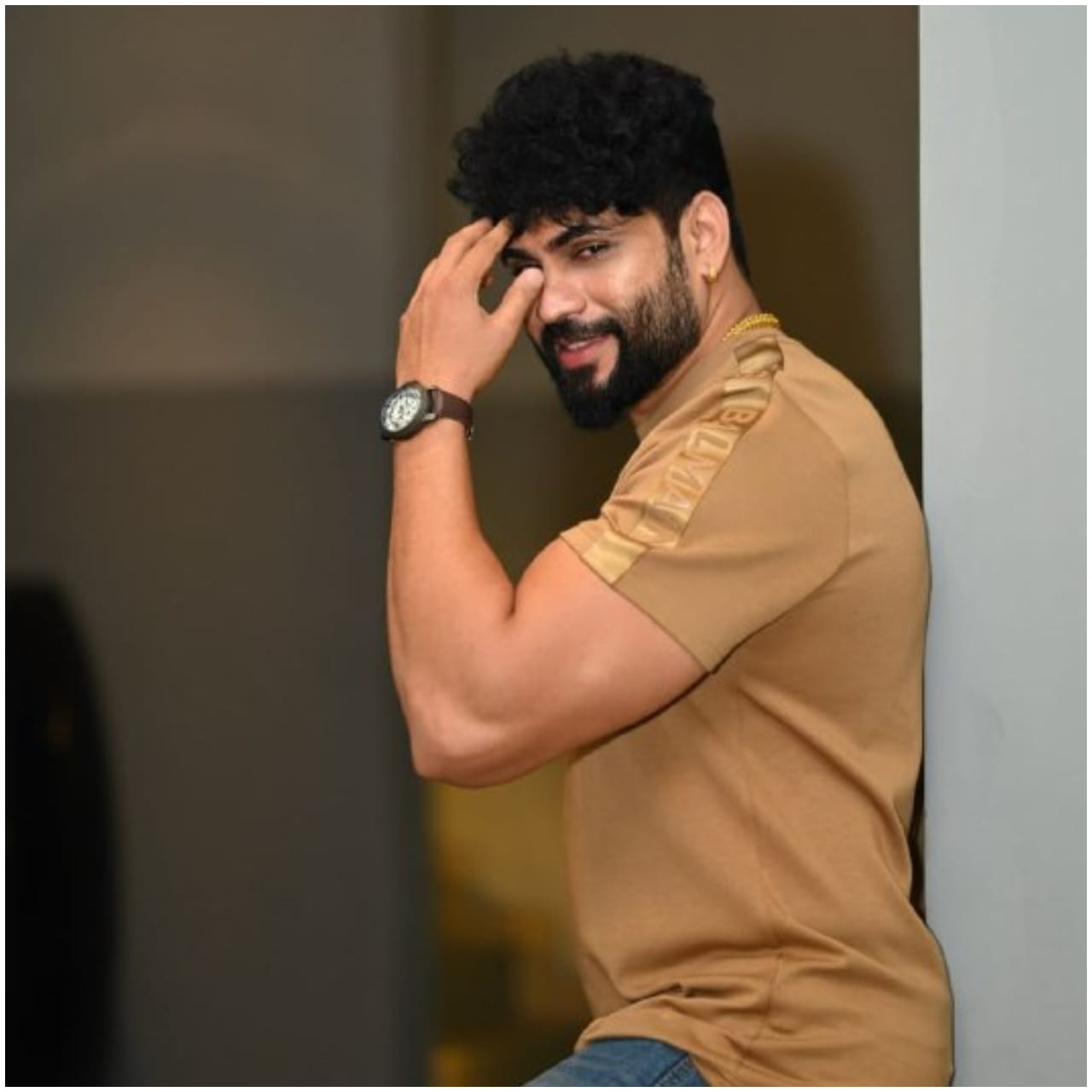 ಪಾರ್ವತಮ್ಮ ರಾಜ್​ಕುಮಾರ್ ನಿರ್ಮಾಣದ ‘ಸಿದ್ದಾರ್ಥ’ ಚಿತ್ರದಲ್ಲಿ ಖಳನಾಯಕನಾಗಿ ಅಭಿನಯಿಸುವ ಮೂಲಕ ವಜ್ರಾಂಗ್ ಶೆಟ್ಟಿ ಅವರು ಚಿತ್ರರಂಗಕ್ಕೆ ಎಂಟ್ರಿ ನೀಡಿದರು. ದೊಡ್ಮನೆ ನಿರ್ಮಾಣ ಮಾಡಿದ ಸಿನಿಮಾ ಮೂಲಕ ಚಿತ್ರರಂಗಕ್ಕೆ ಬಂದಿದ್ದು ಅವರ ಪಾಲಿನ ಖುಷಿ.