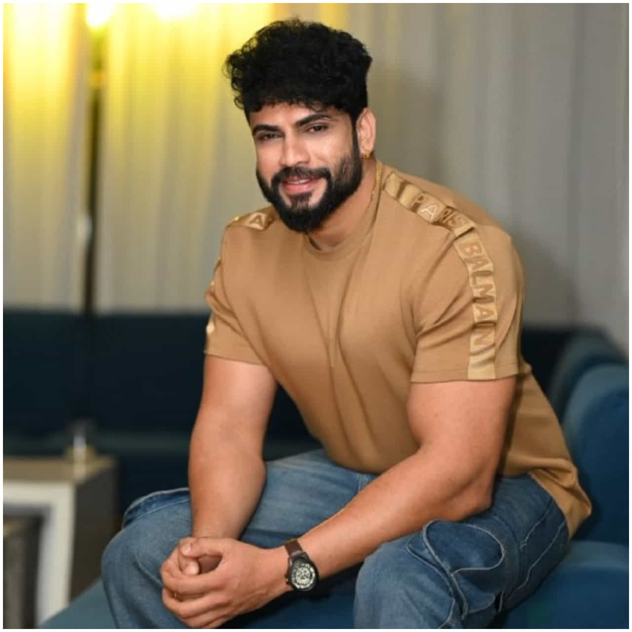 ಜುಲೈ 23ರಂದು ಬಿಡುಗಡೆ ಆದ ತಮಿಳಿನ ‘ಜನ ನಾಯಗನ್’ ಸಿನಿಮಾದಲ್ಲಿ ಕನ್ನಡದ ಕೆಲವು ಕಲಾವಿದರು ಕೂಡ ನಟಿಸಿದ್ದಾರೆ. ಬಾಲಿವುಡ್ ನಟ ಬಾಬಿ ಡಿಯೋಲ್ ಬಳಿಕ ಪ್ರಮುಖ ಖಳನ ಪಾತ್ರದಲ್ಲಿ ಕನ್ನಡದ ವಜ್ರಾಂಗ್ ಶೆಟ್ಟಿ ಕಾಣಿಸಿಕೊಂಡಿದ್ದಾರೆ. ಅವರ ಅಭಿನಯಕ್ಕೆ ಮೆಚ್ಚುಗೆ ಸಿಕ್ಕಿದೆ.