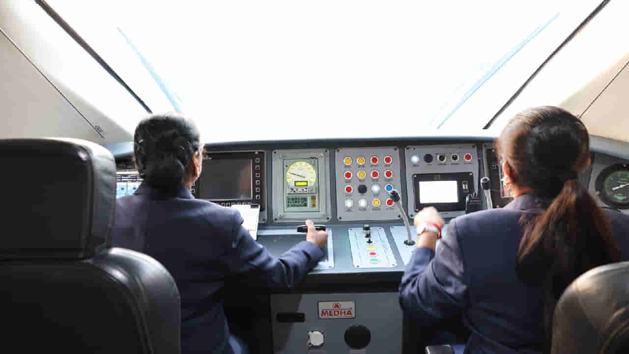 Vande Bharat Loco Pilot: ವಂದೇ ಭಾರತ್ ರೈಲಿನ ಲೋಕೋ ಪೈಲಟ್ ಆಗುವುದೇಗೆ? ಅರ್ಹತೆ, ಸಂಬಳ ಮತ್ತು ಸಂಪೂರ್ಣ ಮಾಹಿತಿ ಇಲ್ಲಿದೆ