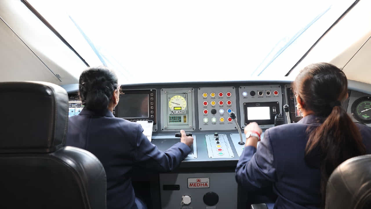 Vande Bharat Loco Pilot: ವಂದೇ ಭಾರತ್ ರೈಲಿನ ಲೋಕೋ ಪೈಲಟ್ ಆಗುವುದೇಗೆ? ಅರ್ಹತೆ, ಸಂಬಳ ಮತ್ತು ಸಂಪೂರ್ಣ ಮಾಹಿತಿ ಇಲ್ಲಿದೆ