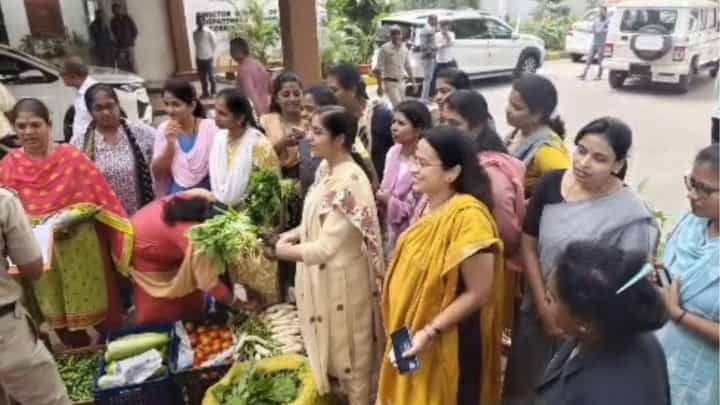 ಪರಪ್ಪನ ಅಗ್ರಹಾರದ ಕೈದಿಗಳು ಬೆಳೆದ ತರಕಾರಿ ಮುಗಿಬಿದ್ದು ಖರೀದಿಸಿದ ಅಧಿಕಾರಿಗಳು, ಸಿಬ್ಬಂದಿ ಪರಪ್ಪನ ಅಗ್ರಹಾರದ ಕೈದಿಗಳು ಬೆಳೆದ ತರಕಾರಿ ಮುಗಿಬಿದ್ದು ಖರೀದಿಸಿದ ಅಧಿಕಾರಿಗಳು, ಸಿಬ್ಬಂದಿ