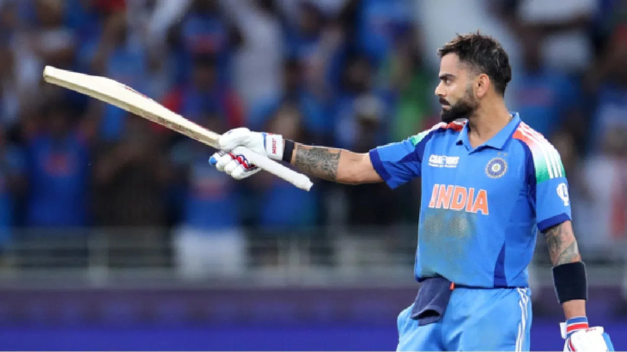 ಇಂಗ್ಲೆಂಡ್ ವಿರುದ್ಧ ಅಂತರರಾಷ್ಟ್ರೀಯ ಕ್ರಿಕೆಟ್ನಲ್ಲಿ ಭಾರತದ ಪರ ಅತಿ ಹೆಚ್ಚು ಬಾರಿ 50 ಪ್ಲಸ್ (ಅರ್ಧಶತಕ ಅಥವಾ ಶತಕ) ರನ್ ಗಳಿಸಿದ ಬ್ಯಾಟರ್ ಎಂಬ ಹೆಗ್ಗಳಿಕೆಗೆ ಪಾತ್ರರಾಗಲು ಕೊಹ್ಲಿಗೆ ಕೇವಲ ಒಂದು ಅರ್ಧಶತಕದ ಅಗತ್ಯವಿದೆ. ಸದ್ಯ ಈ ದಾಖಲೆ ರಾಹುಲ್ ದ್ರಾವಿಡ್ (25) ಹೆಸರಿನಲ್ಲಿದ್ದು, ಮೊದಲ ಪಂದ್ಯದಲ್ಲಿ ಕೊಹ್ಲಿ 50+ ರನ್ ಕಲೆಹಾಕಿದರೆ ಹೊಸ ಇತಿಹಾಸ ನಿರ್ಮಾಣವಾಗಲಿದೆ. (PC: BCCI)