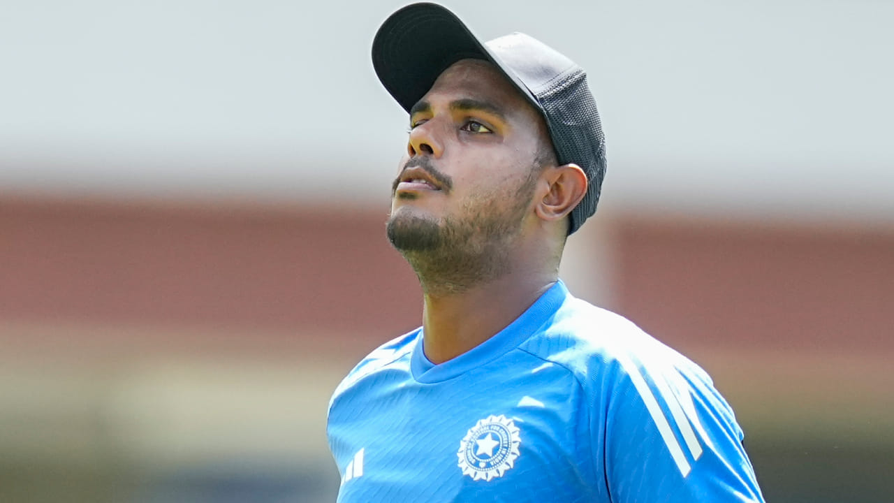 ಇದರ ಜೊತೆಗೆ ಜೂನ್ 2026 ರಲ್ಲಿ ಯುಪಿ ಟಿ20 ಲೀಗ್‌ನಲ್ಲಿ ಯಶ್ ದಯಾಳ್ ಅವರನ್ನು ಗೋರಖ್‌ಪುರ ಲಯನ್ಸ್ ತಂಡವು ಉಳಿಸಿಕೊಂಡಿತ್ತು. ಅವರು ತಂಡದೊಂದಿಗೆ ಅಭ್ಯಾಸ ಮಾಡಲು ಸಹ ಪ್ರಾರಂಭಿಸಿದ್ದರು. ಆದಾಗ್ಯೂ, ಹರಾಜಿನ ನಂತರ ಫ್ರಾಂಚೈಸಿ ತನ್ನ 18 ಸದಸ್ಯರ ತಂಡವನ್ನು ಘೋಷಿಸಿದಾಗ, ಯಶ್ ದಯಾಳ್ ಅವರ ಹೆಸರು ಅದರಲ್ಲಿ ಇರಲಿಲ್ಲ. ಉತ್ತರ ಪ್ರದೇಶ ಕ್ರಿಕೆಟ್ ಅಸೋಸಿಯೇಷನ್ ಕೂಡ ಈ ವಿಷಯದ ಬಗ್ಗೆ ಪ್ರತಿಕ್ರಿಯಿಸಲು ನಿರಾಕರಿಸಿತ್ತು(PC-PTI).