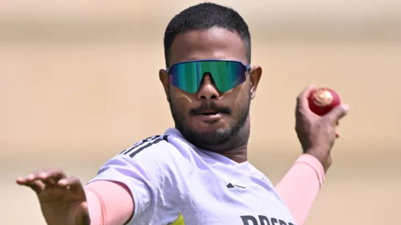 ಇದಲ್ಲದೆ, ಯಶ್ ದಯಾಳ್ ಅವರನ್ನು ಸೆಪ್ಟೆಂಬರ್ 2024 ರಲ್ಲಿ ಬಾಂಗ್ಲಾದೇಶ ವಿರುದ್ಧದ ಟೆಸ್ಟ್ ಸರಣಿಗಾಗಿ ಮೊದಲ ಬಾರಿಗೆ ಭಾರತೀಯ ತಂಡದಲ್ಲಿ ಆಯ್ಕೆ ಮಾಡಲಾಗಿತ್ತು. ಆದಾಗ್ಯೂ, ಆ ಸರಣಿಯ ಸಮಯದಲ್ಲಿ ಅವರಿಗೆ ಚೊಚ್ಚಲ ಪ್ರವೇಶ ಮಾಡುವ ಅವಕಾಶ ಸಿಗಲಿಲ್ಲ(PC-BCCI).