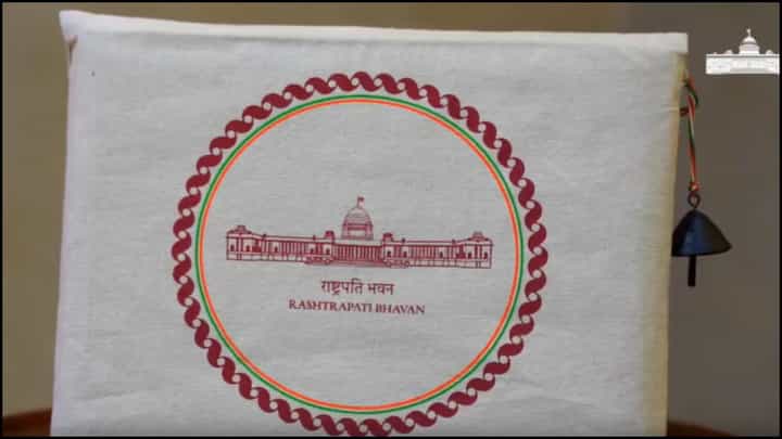 Video: ಸ್ವಾತಂತ್ರೋತ್ಸವದ ಆಹ್ವಾನ ಪತ್ರಿಕೆಯಲ್ಲಿ ಭಾರತೀಯ ಕಲಾ ವೈವಿಧ್ಯದ ಅನಾವರಣ Video: ಸ್ವಾತಂತ್ರೋತ್ಸವದ ಆಹ್ವಾನ ಪತ್ರಿಕೆಯಲ್ಲಿ ಭಾರತೀಯ ಕಲಾ ವೈವಿಧ್ಯದ ಅನಾವರಣ