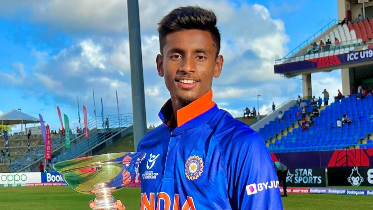 23 ವರ್ಷದ ವಿಕೆಟ್ ಕೀಪರ್-ಬ್ಯಾಟ್ಸ್‌ಮನ್ ಅಭಿಷೇಕ್ ದೇಶೀಯ ಕ್ರಿಕೆಟ್​ನಲ್ಲಿ ಬಂಗಾಳವನ್ನು ಪ್ರತಿನಿಧಿಸುತ್ತಿದ್ದಾರೆ. ಇದುವರೆಗೆ 32 ಪ್ರಥಮ ದರ್ಜೆ ಪಂದ್ಯಗಳನ್ನಾಡಿರುವ ಪೊರೆಲ್ 50 ಇನ್ನಿಂಗ್ಸ್‌ಗಳಲ್ಲಿ 1,408 ರನ್ ಗಳಿಸಿದ್ದಾರೆ, ಇದರಲ್ಲಿ ಒಂದು ಶತಕ ಮತ್ತು 12 ಅರ್ಧಶತಕಗಳು ಸೇರಿವೆ. ಹಾಗೆಯೇ 23 ಲಿಸ್ಟ್ ಎ ಪಂದ್ಯಗಳಲ್ಲಿ 833 ರನ್ ಮತ್ತು 61 ಟಿ20 ಪಂದ್ಯಗಳಲ್ಲಿ 1,590 ರನ್ ಗಳಿಸಿದ್ದಾರೆ. ಇದರಲ್ಲಿ 11 ಅರ್ಧಶತಕಗಳು ಸೇರಿವೆ.