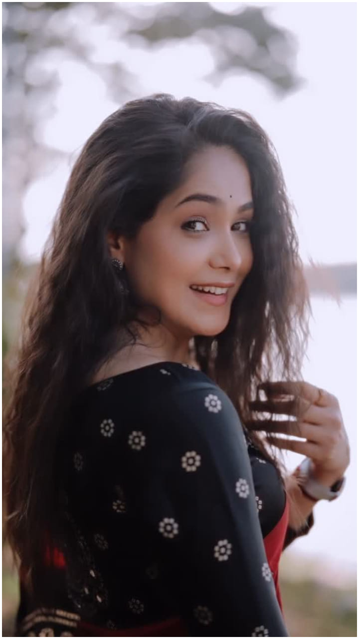 ನೂರಾರು ಹೂಗಳಿದ್ದರೂ ಈ ಅಂದ ಬೇರೆ..
