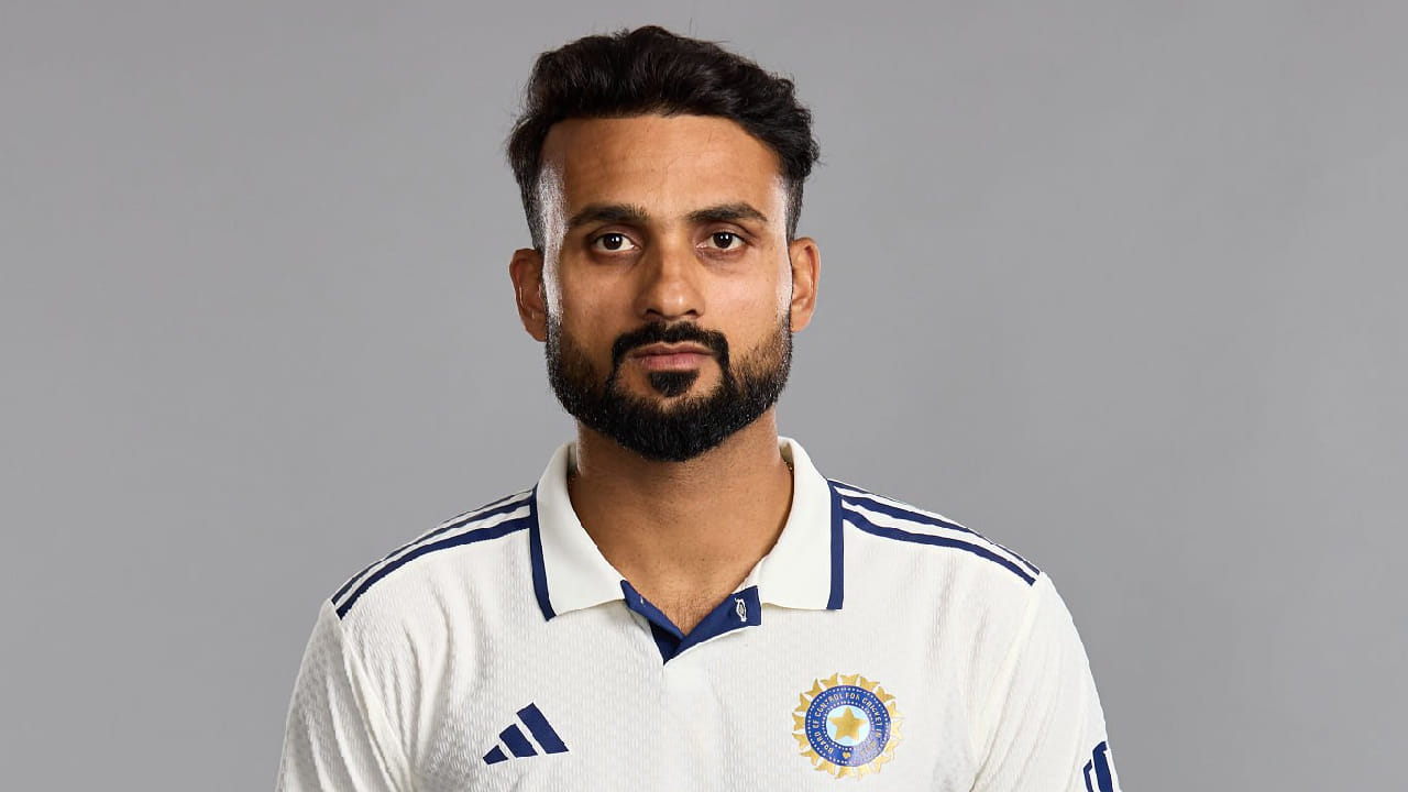 ಆಕಾಶ್ ದೀಪ್: ಟೀಮ್ ಇಂಡಿಯಾ ವೇಗಿ ಆಕಾಶ್ ದೀಪ್ ಬೆನ್ನಿನ ಭಾಗದ ಸ್ಟ್ರೆಸ್ ರಿಯಾಕ್ಷನ್ನಿಂದ ಬಳಲುತ್ತಿದ್ದಾರೆ. ಇದು ವೇಗದ ಬೌಲರ್ಗಳಲ್ಲಿ ಕಂಡುಬರುವ ಅತ್ಯಂತ ಗಂಭೀರ ಸಮಸ್ಯೆ. ಬೆನ್ನುಮೂಳೆಯ ಮೂಳೆಗಳ ಮೇಲೆ ನಿರಂತರ ಒತ್ತಡ ಬಿದ್ದಾಗ ಮೂಳೆಯಲ್ಲಿ ಸಣ್ಣದಾಗಿ ಬಿರುಕು ಬಿಡುವ ಆರಂಭಿಕ ಹಂತವೇ 'ಸ್ಟ್ರೆಸ್ ರಿಯಾಕ್ಷನ್'. (PC: Getty Images)