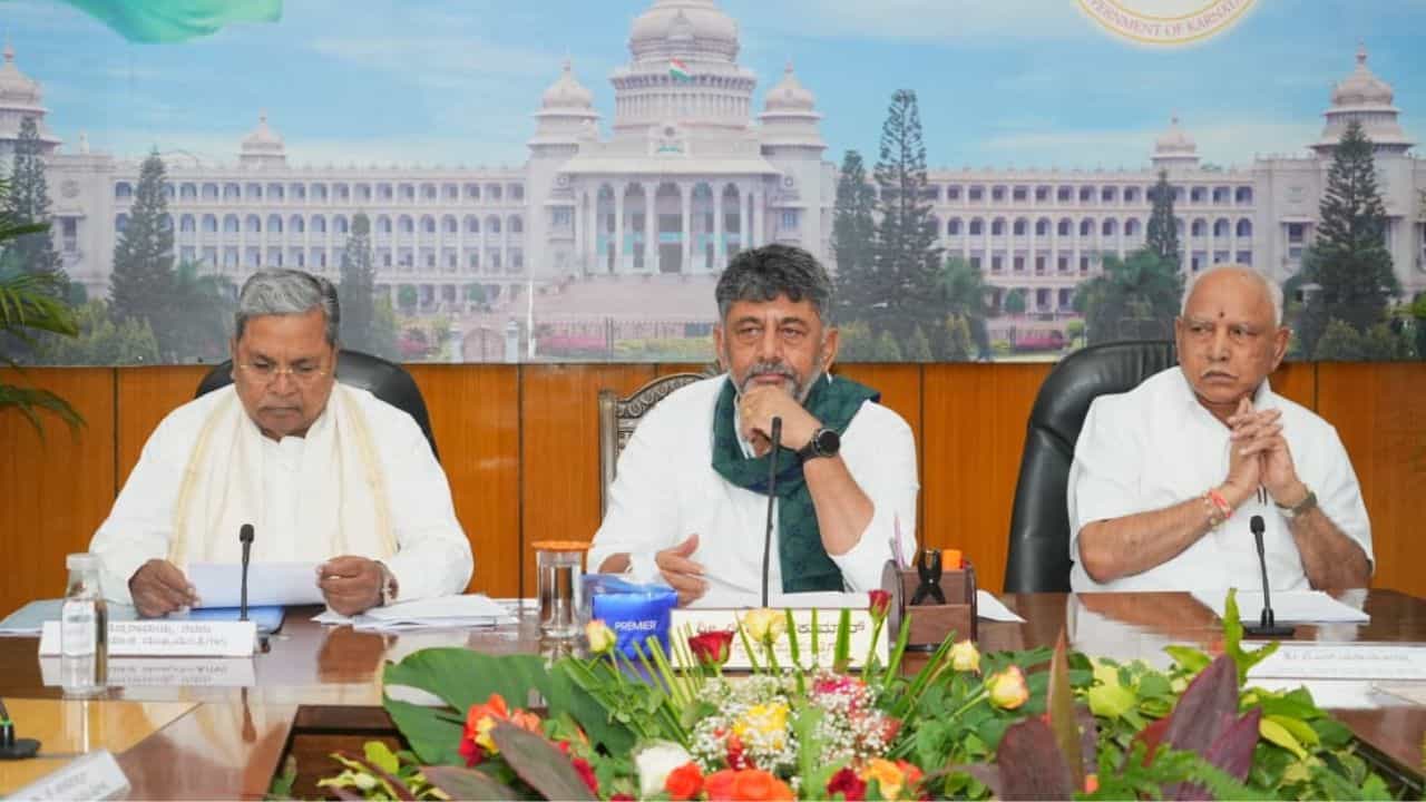 ರಾಜಕೀಯಕ್ಕಿಂತ ರಾಜ್ಯದ ರೈತರು, ಜನರ ಹಿತ ಮುಖ್ಯ: ಸರ್ವಪಕ್ಷಗಳ ಸಭೆಯಲ್ಲಿ ಸಿಎಂ ಡಿಕೆ ಶಿವಕುಮಾರ್ ಅಭಿಮತ ರಾಜಕೀಯಕ್ಕಿಂತ ರಾಜ್ಯದ ರೈತರು, ಜನರ ಹಿತ ಮುಖ್ಯ: ಸರ್ವಪಕ್ಷಗಳ ಸಭೆಯಲ್ಲಿ ಸಿಎಂ ಡಿಕೆ ಶಿವಕುಮಾರ್ ಅಭಿಮತ