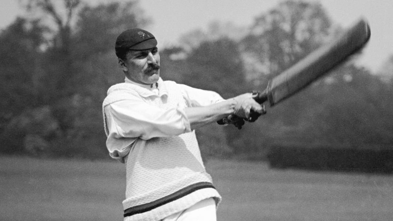1890 ರಲ್ಲಿ ಲಂಕಾಷೈರ್ ಕ್ರಿಕೆಟ್ ಕ್ಲಬ್ ಪರ ಕಣಕ್ಕಿಳಿದಿದ್ದ ಆರ್ಚಿ ಮೆಕ್ಲಾರೆನ್ ಸಸೆಕ್ಸ್ ವಿರುದ್ಧ 106 ರನ್ ಬಾರಿಸಿದ್ದರು. ಆಗ ಅವರಿಗೆ 18 ವರ್ಷ 256 ದಿನಗಳ ವಯಸ್ಸಾಗಿತ್ತು. ಈ ಮೂಲಕ ಲಂಕಾಷೈರ್ ಪರ ಶತಕ ಸಿಡಿಸಿದ ಅತ್ಯಂತ ಕಿರಿಯ ಬ್ಯಾಟರ್ ಎನಿಸಿಕೊಂಡಿದ್ದರು. (PC: Getty Images)