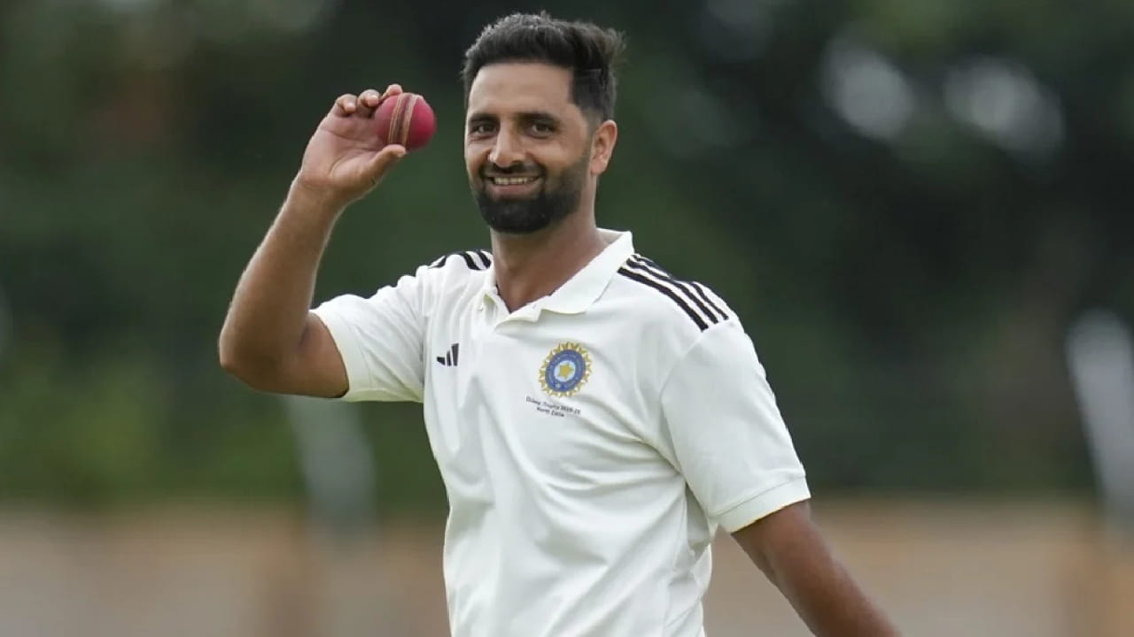 ಕಳೆದ ಎರಡು ರಣಜಿ ಟೂರ್ನಿಗಳಲ್ಲಿ ಅತ್ಯದ್ಭುತ ಪ್ರದರ್ಶನ ನೀಡಿದ್ದ ಆಕಿಬ್ ನಬಿ 18 ಪಂದ್ಯಗಳ ಮೂಲಕ ಬರೋಬ್ಬರಿ 104 ವಿಕೆಟ್ ಕಬಳಿಸಿದ್ದರು. ಅದರಲ್ಲೂ 2025-26ರ ರಣಜಿ ಟೂರ್ನಿಯಲ್ಲಿ 60 ವಿಕೆಟ್ ಉರುಳಿಸಿ ಜಮ್ಮು-ಕಾಶ್ಮೀರ ತಂಡ ಚೊಚ್ಚಲ ಬಾರಿ ಚಾಂಪಿಯನ್ ಪಟ್ಟ ಅಲಂಕರಿಸುವಲ್ಲಿ ಪ್ರಮುಖ ಪಾತ್ರವಹಿಸಿದ್ದರು. ಈ ಪ್ರಚಂಡ ಪ್ರದರ್ಶನದ ಫಲವಾಗಿ ಇದೀಗ ಟೀಮ್ ಇಂಡಿಯಾದಲ್ಲಿ ಅವಕಾಶ ಸಿಕ್ಕಿದೆ. (PC: BCCI)