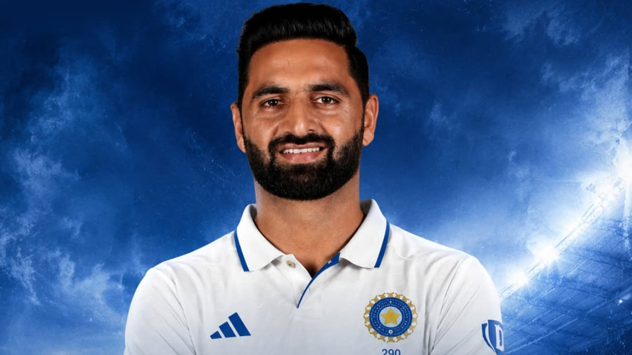 ಬುಮ್ರಾ ಬದಲಿಗೆ ರಣಜಿ ಟೂರ್ನಿಯಲ್ಲಿ ಪ್ರಚಂಡ ಪ್ರದರ್ಶನ ನೀಡಿದ್ದ ಆಕಿಬ್ ನಬಿ ಅವರನ್ನು ಆಯ್ಕೆ ಮಾಡಲಾಗಿದೆ. ಈ ಹಿಂದೆ ಇವರ ದೇಶಿ ಕ್ರಿಕೆಟ್ ಸಾಧನೆಯನ್ನು ಗುರುತಿಸದ ಬಿಸಿಸಿಐ ಆಯ್ಕೆ ಸಮಿತಿಯ ನಿರ್ಧಾರವನ್ನು ಹಲವು ಮಾಜಿ ಕ್ರಿಕೆಟಿಗರು ಪ್ರಶ್ನಿಸಿದ್ದರು. ಇದೀಗ ಬುಮ್ರಾ ಸರಣಿಯಿಂದ ಹೊರಗುಳಿಯುತ್ತಿದ್ದಂತೆ ಆಕಿಬ್ ನಬಿಗೆ ಅದೃಷ್ಟ ಒಲಿದಿದೆ. (PC: BCCI)