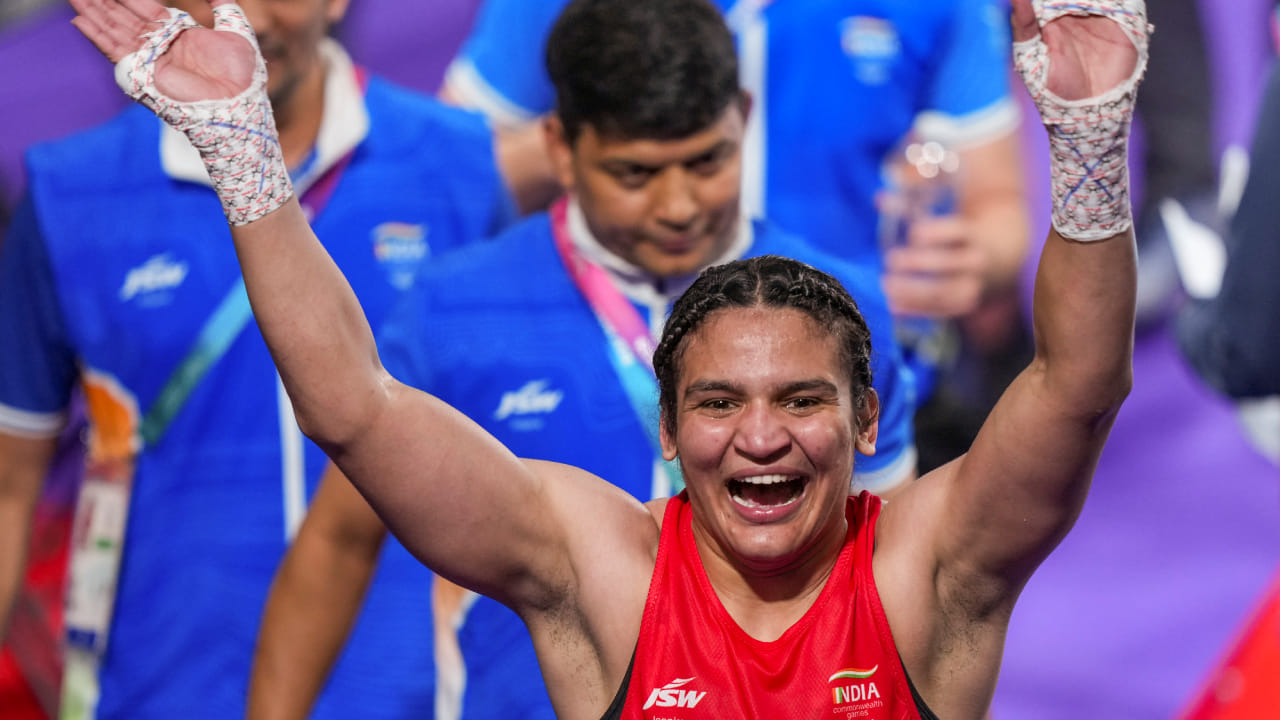 2026 ರ ಕಾಮನ್ವೆಲ್ತ್ ಕ್ರೀಡಾಕೂಟದ 10ನೇ ದಿನದಂದು ಬಾಕ್ಸಿಂಗ್ ಒಂದರಲ್ಲೇ ಭಾರತ ತನ್ನ ಐದನೇ ಚಿನ್ನದ ಪದಕವನ್ನು ತನ್ನದಾಗಿಸಿಕೊಂಡಿದೆ. ಮಹಿಳೆಯರ 70 ಕೆಜಿ ಬಾಕ್ಸಿಂಗ್ ವಿಭಾಗದಲ್ಲಿ ಅರುಂಧತಿ ಚೌಧರಿ ಇಂಗ್ಲೆಂಡ್‌ನ ಚಾಂಟೆಲ್ಲೆ ರೀಡ್ ಅವರನ್ನು ಸೋಲಿಸುವ ಮೂಲಕ ಏಕಪಕ್ಷೀಯ ರೀತಿಯಲ್ಲಿ ಚಿನ್ನದ ಪದಕವನ್ನು ತನ್ನದಾಗಿಸಿಕೊಂಡರು(PC-PTI). 