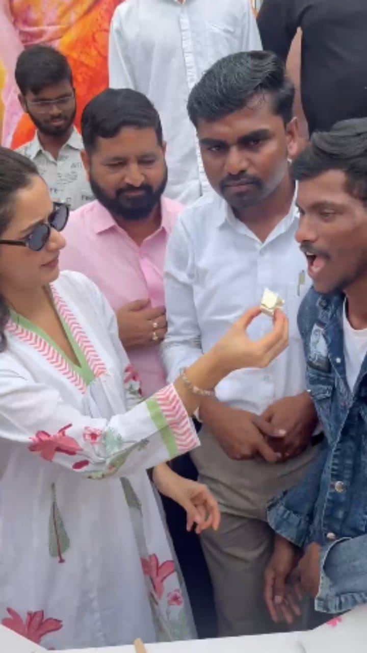 ಚಿತ್ರರಂಗದಲ್ಲಿ 10 ವರ್ಷ ಪೂರೈಸಿದ ಆಶಿಕಾ, ಅಭಿಮಾನಿಗಳಿಗೆ ಕೇಕ್ ತಿನ್ನಿಸಿದ ನಟಿ