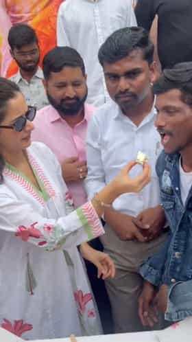 ಚಿತ್ರರಂಗದಲ್ಲಿ 10 ವರ್ಷ ಪೂರೈಸಿದ ಆಶಿಕಾ, ಅಭಿಮಾನಿಗಳಿಗೆ ಕೇಕ್ ತಿನ್ನಿಸಿದ ನಟಿ
