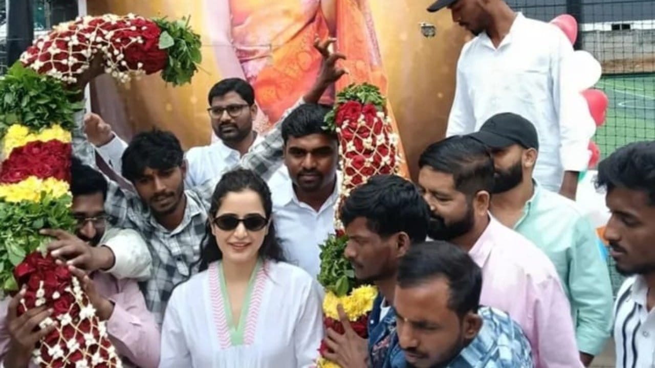 ಆಶಿಕಾ ರಂಗನಾಥ್ ಅವರನ್ನು ಅವರ ಅಭಿಮಾನಿಗಳು ಸನ್ಮಾನಿಸಿದ್ದು, ಅಭಿಮಾನಿಗಳ ಜೊತೆಗೂಡಿ ನಟಿ ಕೇಕ್ ಕತ್ತರಿಸಿ ಸಂಭ್ರಮಿಸಿದ್ದಾರೆ.