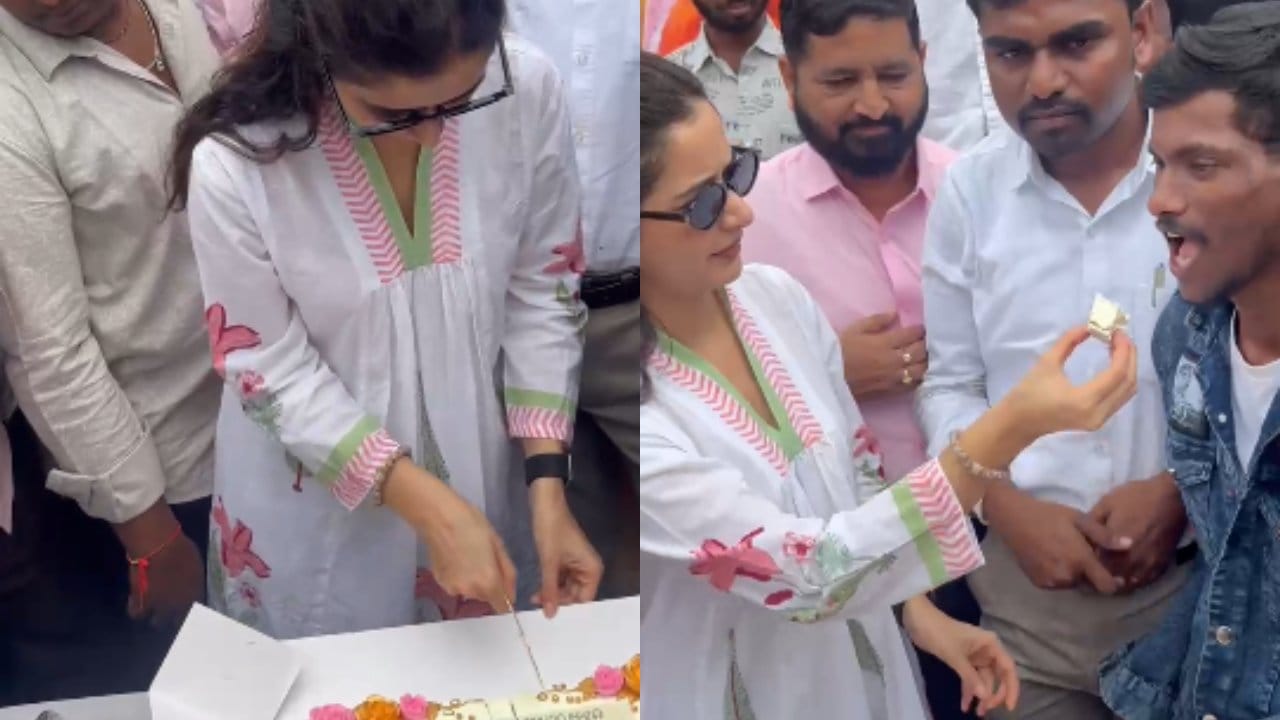 ಚಿತ್ರರಂಗ ಪ್ರವೇಶಿಸಿ 10 ವರ್ಷ ಪೂರೈಸಿದ ಸಂದರ್ಭವನ್ನು ಸ್ಮರಣೀಯ ಆಗಿಸಿದ ಅಭಿಮಾನಿಗಳಿಗೆ ನಟಿ ಆಶಿಕಾ ರಂಗನಾಥ್ ಕೇಕ್ ತಿನ್ನಿಸಿ, ಧನ್ಯವಾದಗಳನ್ನು ಹೇಳಿದ್ದಾರೆ.