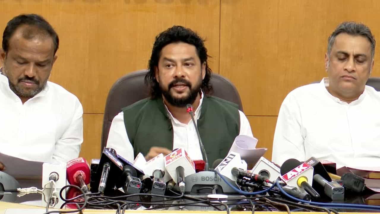 'ಇದೆಲ್ಲ ಮನುವಾದಿಗಳ ಹುನ್ನಾರ': ವಿಪಕ್ಷಗಳ ಪ್ರತಿಭಟನೆ ಬೆನ್ನಲ್ಲೇ ದಲಿತ ದಾಳ ಉರುಳಿಸಿದ ಸಚಿವ ನಾಗೆಂದ್ರ 'ಇದೆಲ್ಲ ಮನುವಾದಿಗಳ ಹುನ್ನಾರ': ವಿಪಕ್ಷಗಳ ಪ್ರತಿಭಟನೆ ಬೆನ್ನಲ್ಲೇ ದಲಿತ ದಾಳ ಉರುಳಿಸಿದ ಸಚಿವ ನಾಗೆಂದ್ರ