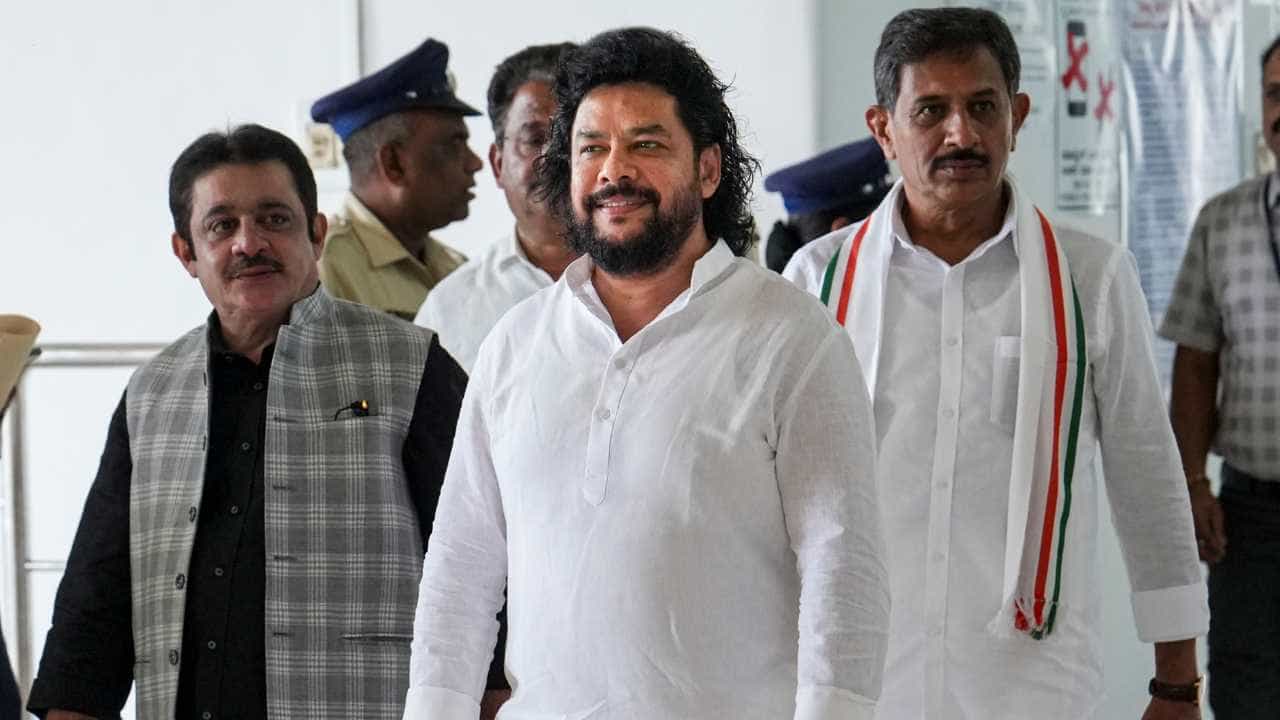 ಸಚಿವ ನಾಗೇಂದ್ರ ಹೆಗಲಿಗೆ ಹೆಚ್ಚುವರಿ ಜವಾಬ್ದಾರಿ: ವಿರೋಧದ ನಡುವೆಯೇ ಕಲ್ಯಾಣ ಕರ್ನಾಟಕ ಅಭಿವೃದ್ಧಿ ಖಾತೆ ವಹಿಸಿದ ಸರ್ಕಾರ! ಸಚಿವ ನಾಗೇಂದ್ರ ಹೆಗಲಿಗೆ ಹೆಚ್ಚುವರಿ ಜವಾಬ್ದಾರಿ: ವಿರೋಧದ ನಡುವೆಯೇ ಕಲ್ಯಾಣ ಕರ್ನಾಟಕ ಅಭಿವೃದ್ಧಿ ಖಾತೆ ವಹಿಸಿದ ಸರ್ಕಾರ!