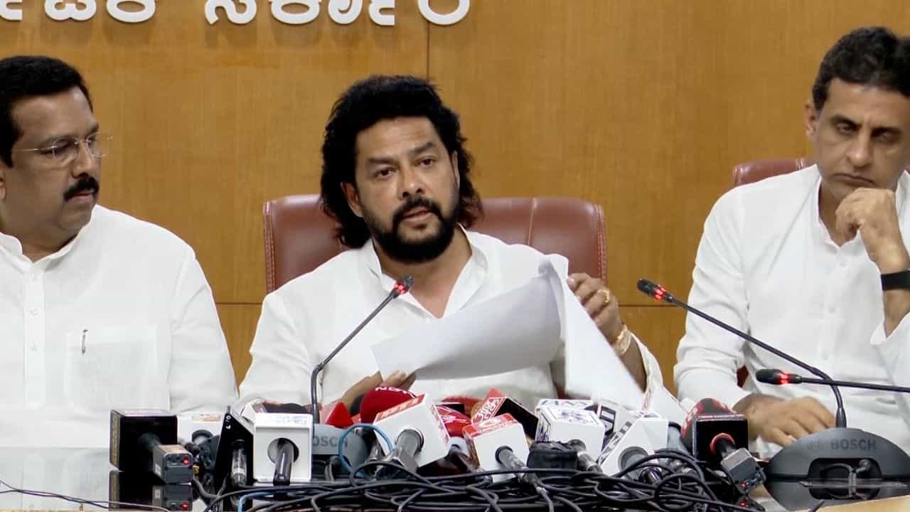 ಶಾಸಕ ಸ್ಥಾನವನ್ನೂ ತ್ಯಜಿಸುವ ಮಾತನಾಡಿದ ಬಿ. ನಾಗೇಂದ್ರ: ಬಿಜೆಪಿಗರಿಗೆ 'ಕೈ' ನಾಯಕನಿಂದ ಬಹಿರಂಗ ಸವಾಲು ಶಾಸಕ ಸ್ಥಾನವನ್ನೂ ತ್ಯಜಿಸುವ ಮಾತನಾಡಿದ ಬಿ. ನಾಗೇಂದ್ರ: ಬಿಜೆಪಿಗರಿಗೆ 'ಕೈ' ನಾಯಕನಿಂದ ಬಹಿರಂಗ ಸವಾಲು