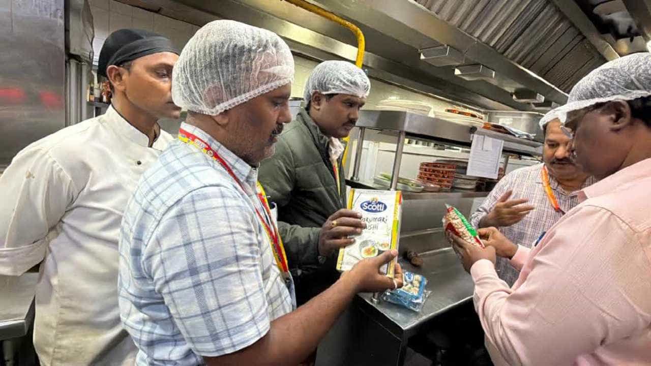 ಬೆಂಗಳೂರಿನ ಪ್ರಸಿದ್ಧ ಹೋಟೆಲ್ಗಳಿಗೆ ಶಾಕ್! 6 ಹೋಟೆಲ್ಗಳಿಗೆ ಒಟ್ಟೂ 1.6 ಲಕ್ಷ ರೂ ಭಾರಿ ದಂಡ ಬೆಂಗಳೂರಿನ ಪ್ರಸಿದ್ಧ ಹೋಟೆಲ್ಗಳಿಗೆ ಶಾಕ್! 6 ಹೋಟೆಲ್ಗಳಿಗೆ ಒಟ್ಟೂ 1.6 ಲಕ್ಷ ರೂ ಭಾರಿ ದಂಡ