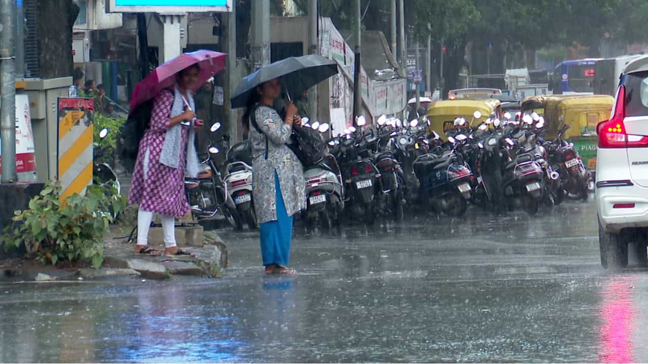 Bengaluru Rain: ಬೆಂಗಳೂರಲ್ಲಿ ಧಾರಾಕಾರ ಮಳೆಗೆ ವಾಹನ ಸವಾರರು ಹೈರಾಣ, 7 ಜಿಲ್ಲೆಗಳಲ್ಲಿ ನಾಳೆ ಭಾರಿ ವರ್ಷಧಾರೆಯ ಮುನ್ಸೂಚನೆ