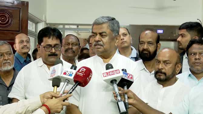 RSS ಶಾಖೆಯಲ್ಲಿ ಸಂಘದ ಗೀತೆ ಬಿಟ್ಟು ರಾಷ್ಟ್ರಗೀತೆ ಹಾಡಲಿ: ಹರಿಪ್ರಸಾದ್