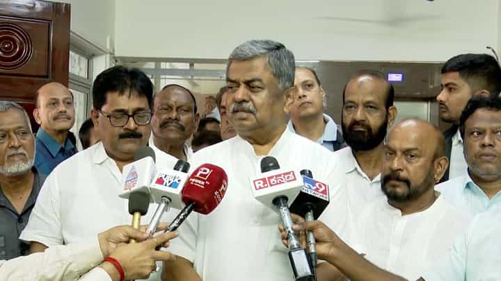 ಬಿಜೆಪಿಯವರು ತಾಕತ್ತಿದ್ದರೆ RSS ಶಾಖೆಯಲ್ಲಿ ಸಂಘದ ಗೀತೆ ಬಿಟ್ಟು ರಾಷ್ಟ್ರಗೀತೆ ಹಾಡಲಿ: ಬಿ.ಕೆ.ಹರಿಪ್ರಸಾದ್ ಬಿಜೆಪಿಯವರು ತಾಕತ್ತಿದ್ದರೆ RSS ಶಾಖೆಯಲ್ಲಿ ಸಂಘದ ಗೀತೆ ಬಿಟ್ಟು ರಾಷ್ಟ್ರಗೀತೆ ಹಾಡಲಿ: ಬಿ.ಕೆ.ಹರಿಪ್ರಸಾದ್