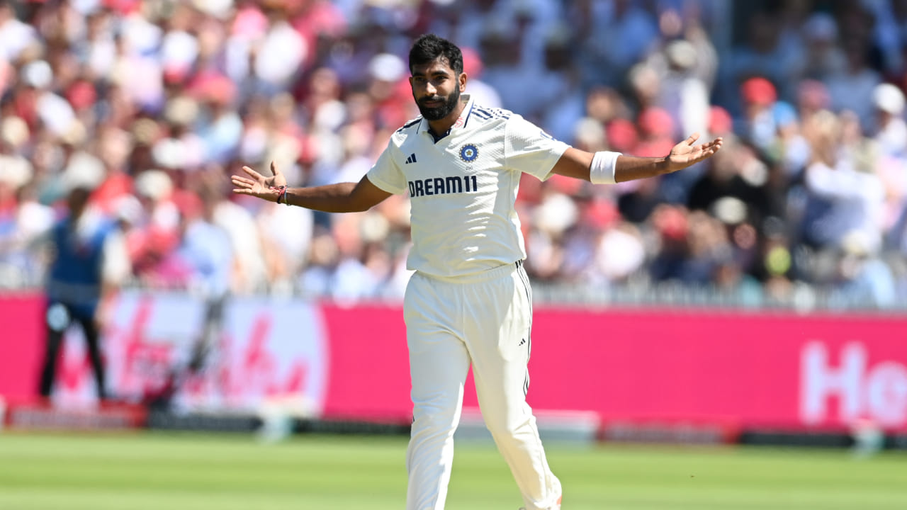 ಇನ್ನು ಟೆಸ್ಟ್ ಬೌಲರ್ಗಳ ಶ್ರೇಯಾಂಕದಲ್ಲಿ ಜಸ್ಪ್ರೀತ್ ಬುಮ್ರಾ ಅಗ್ರಸ್ಥಾನದಲ್ಲಿದ್ದರೆ, ಕುಲ್ದೀಪ್ ಯಾದವ್ 14 ನೇ ಸ್ಥಾನದಲ್ಲಿದ್ದಾರೆ. ಮೊಹಮ್ಮದ್ ಸಿರಾಜ್ 15 ನೇ ಸ್ಥಾನದಲ್ಲಿದ್ದರೆ, ರವೀಂದ್ರ ಜಡೇಜಾ 16 ನೇ ಸ್ಥಾನದಲ್ಲಿದ್ದಾರೆ. ಆದಾಗ್ಯೂ ಏಕದಿನ ಬೌಲರ್ಗಳ ಪಟ್ಟಿಯಲ್ಲಿ ಅಗ್ರ 10 ರಲ್ಲಿ ಭಾರತೀಯರು ಯಾರೂ ಇಲ್ಲ , ಕುಲ್ದೀಪ್ ಯಾದವ್ 11 ನೇ ಸ್ಥಾನದಲ್ಲಿದ್ದಾರೆ. ಟಿ20 ಬೌಲರ್ಗಳ ಪಟ್ಟಿಯಲ್ಲಿ ವರುಣ್ ಚಕ್ರವರ್ತಿ 9 ನೇ ಸ್ಥಾನದಲ್ಲಿದ್ದಾರೆ(PC-PTI).