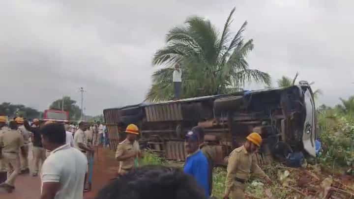 ಹುಬ್ಬಳ್ಳಿ-ಸೋಲಾಪುರ ಹೆದ್ದಾರಿಯಲ್ಲಿ ಭೀಕರ ಅಪಘಾತ: ಬಸ್ ಪಲ್ಟಿಯಾಗಿ ಇಬ್ಬರು ಸಾವು ಹುಬ್ಬಳ್ಳಿ-ಸೋಲಾಪುರ ಹೆದ್ದಾರಿಯಲ್ಲಿ ಭೀಕರ ಅಪಘಾತ: ಬಸ್ ಪಲ್ಟಿಯಾಗಿ ಇಬ್ಬರು ಸಾವು