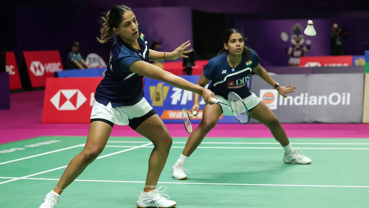 ದೆಹಲಿಯಲ್ಲಿ ನಡೆಯುತ್ತಿರುವ 2026 ರ ವಿಶ್ವ ಬ್ಯಾಡ್ಮಿಂಟನ್ ಚಾಂಪಿಯನ್ಶಿಪ್ನ ಐದನೇ ದಿನದಂದು ಭಾರತದ ಮಹಿಳಾ ಬ್ಯಾಡ್ಮಿಂಟನ್ ಡಬಲ್ಸ್ ಜೋಡಿ ತ್ರಿಶಾ ಜಾಲಿ ಮತ್ತು ಗಾಯತ್ರಿ ಗೋಪಿಚಂದ್ ಕ್ವಾರ್ಟರ್ ಫೈನಲ್ ಪಂದ್ಯದಲ್ಲಿ ಐತಿಹಾಸಿಕ ಜಯ ಸಾಧಿಸುವ ಮೂಲಕ ಸೆಮಿಫೈನಲ್ಗೆ ಅರ್ಹತೆ ಪಡೆದಿದೆ. ಈ ಮೂಲಕ ಭಾರತಕ್ಕೆ ಕನಿಷ್ಠ ಕಂಚಿನ ಪದಕವನ್ನು ಖಚಿತಪಡಿಸಿದೆ.