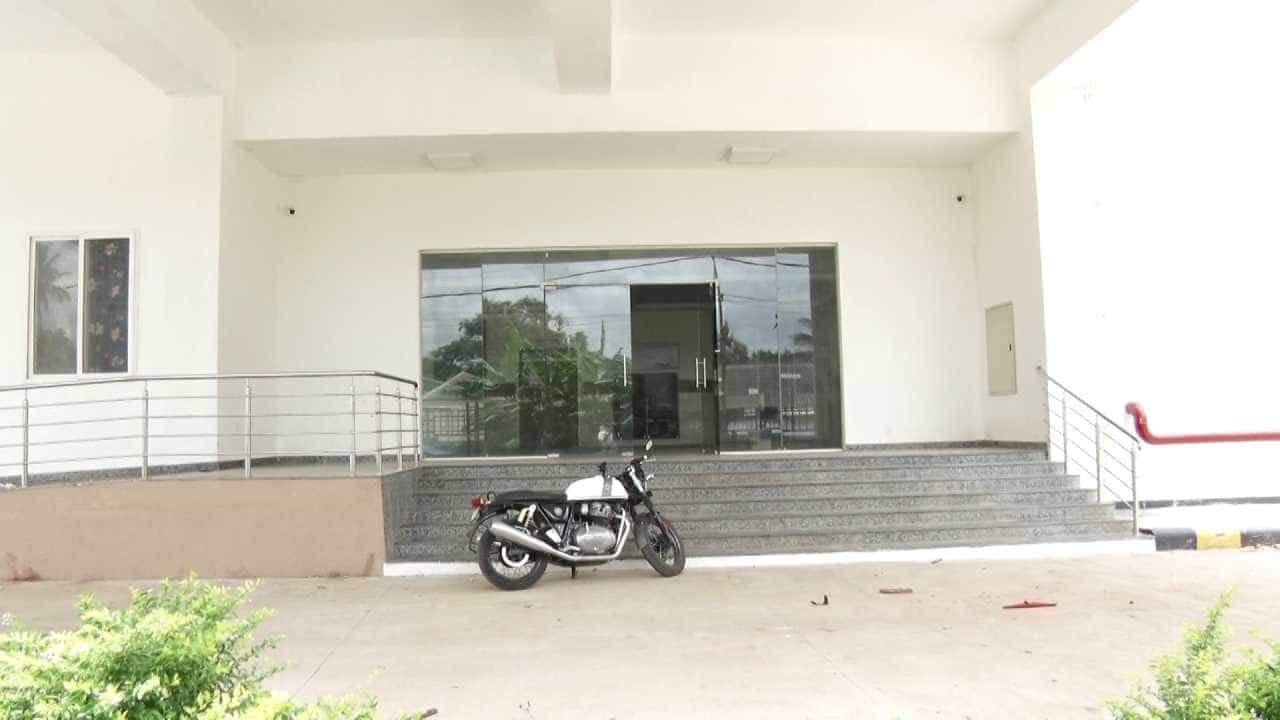 ಉದ್ಘಾಟನೆಯಾಗಿ 10 ತಿಂಗಳಾದರೂ ಆರಂಭವಾಗದ ತುಮಕೂರು ಕ್ಯಾನ್ಸರ್ ಆಸ್ಪತ್ರೆ: ಬಡ ರೋಗಿಗಳಿಗೆ ತಪ್ಪದ ಬೆಂಗಳೂರು ಅಲೆದಾಟ! ಉದ್ಘಾಟನೆಯಾಗಿ 10 ತಿಂಗಳಾದರೂ ಆರಂಭವಾಗದ ತುಮಕೂರು ಕ್ಯಾನ್ಸರ್ ಆಸ್ಪತ್ರೆ: ಬಡ ರೋಗಿಗಳಿಗೆ ತಪ್ಪದ ಬೆಂಗಳೂರು ಅಲೆದಾಟ!