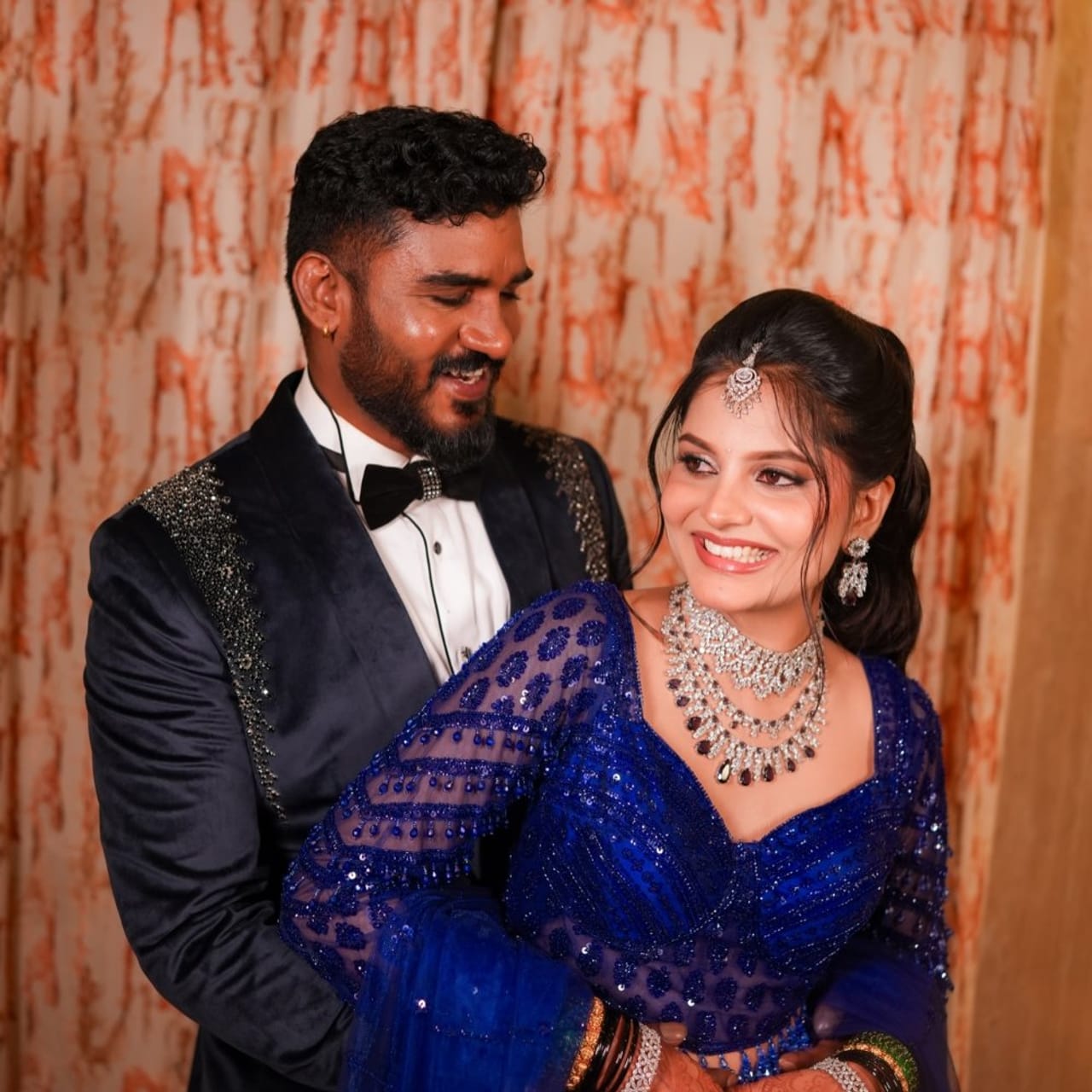 ಕನ್ನಡದ ಜನಪ್ರಿಯ ಹಾಸ್ಯನಟ, ಇತ್ತೀಚೆಗೆ ನಾಯಕ ನಟನಾಗಿಯೂ ಬಡ್ತಿ ಪಡೆದಿರುವ ಚಿಕ್ಕಣ್ಣ ಇದೀಗ ವಿವಾಹ ಆಗುತ್ತಿದ್ದಾರೆ. ಅವರ ವಿವಾಹ ಕಾರ್ಯಕ್ರಮಕ್ಕೆ ಮೈಸೂರಿನಲ್ಲಿ ನಡೆಯುತ್ತಿದೆ.