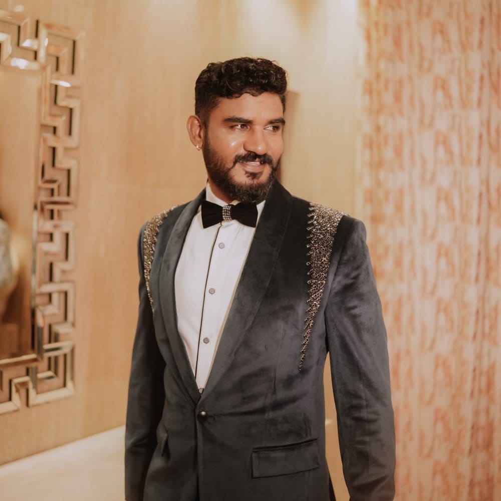 ಚಿಕ್ಕಣ್ಣ ಸೂಟು ಧರಿಸಿ ಥೇಟ್ ಹೀರೋ ರೀತಿಯಲ್ಲಿ ರೆಡಿ ಆಗಿದ್ದಾರೆ. ಸೂಟಿನಲ್ಲಿ ಚಿಕ್ಕಣ್ಣ ಹಾಸ್ಯ ನಟ ಅಲ್ಲ ಬದಲಿಗೆ ಪ್ಯಾನ್ ಇಂಡಿಯಾ ಹೀರೋ ರೀತಿ ಕಾಣುತ್ತಿದ್ದಾರೆ.