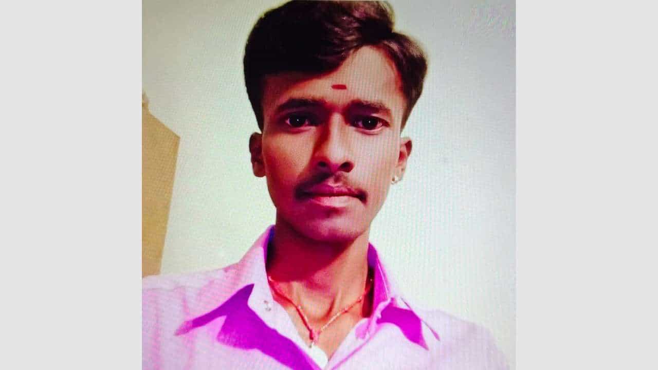 ಚಿಕ್ಕಬಳ್ಳಾಪುರದಲ್ಲಿ ವಿಚಿತ್ರ ಘಟನೆ: ಮೃತ ಯುವಕನ ಹೊಟ್ಟೆಯಲ್ಲಿ ಬ್ಯಾಟರಿ, ಲೈಟರ್, ಕೀ ಪತ್ತೆ! ಚಿಕ್ಕಬಳ್ಳಾಪುರದಲ್ಲಿ ವಿಚಿತ್ರ ಘಟನೆ: ಮೃತ ಯುವಕನ ಹೊಟ್ಟೆಯಲ್ಲಿ ಬ್ಯಾಟರಿ, ಲೈಟರ್, ಕೀ ಪತ್ತೆ!