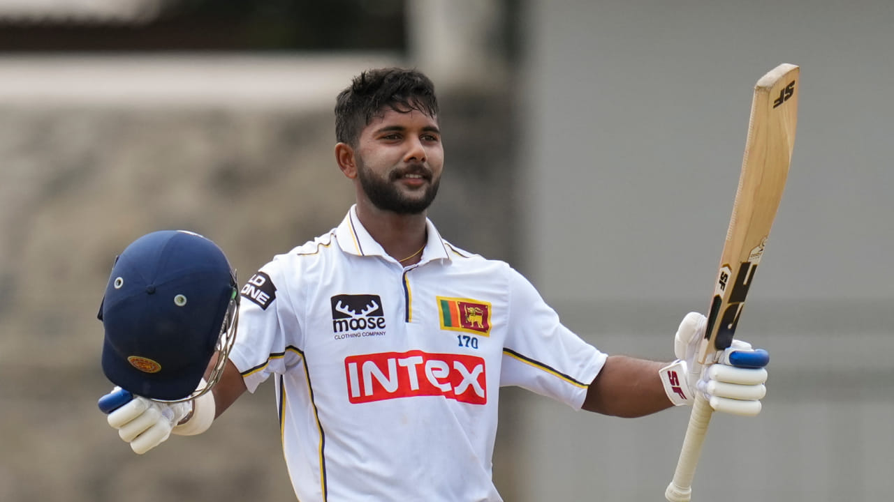 ಕೊಲಂಬೊದಲ್ಲಿ ನಡೆಯುತ್ತಿರುವ ಎರಡನೇ ಟೆಸ್ಟ್ ಪಂದ್ಯದ ಮೊದಲ ಇನ್ನಿಂಗ್ಸ್​ನಲ್ಲಿ ದಿನುಷಾ ಮತ್ತೊಂದು ಅದ್ಭುತ ಶತಕ ಬಾರಿಸಿ 103 ರನ್​ಗಳ ಇನ್ನಿಂಗ್ಸ್ ಆಡಿದರು. ಇದೀಗ ಎರಡನೇ ಇನ್ನಿಂಗ್ಸ್​ನಲ್ಲಿ, ನಾಲ್ಕನೇ ದಿನದಾಟದಂತ್ಯಕ್ಕೆ  37 ಎಸೆತಗಳಲ್ಲಿ 7 ರನ್ ಗಳಿಸಿ ಅಜೇಯರಾಗಿ ಉಳಿದಿರುವ ದಿನುಷಾ 5ನೇ ದಿನದಂದು ಯಾವ ರೀತಿಯ ಪ್ರದರ್ಶನ ನೀಡುತ್ತಾರೆ ಎಂಬುದನ್ನು ಕಾದುನೋಡಬೇಕಿದೆ(PC-PTI). 