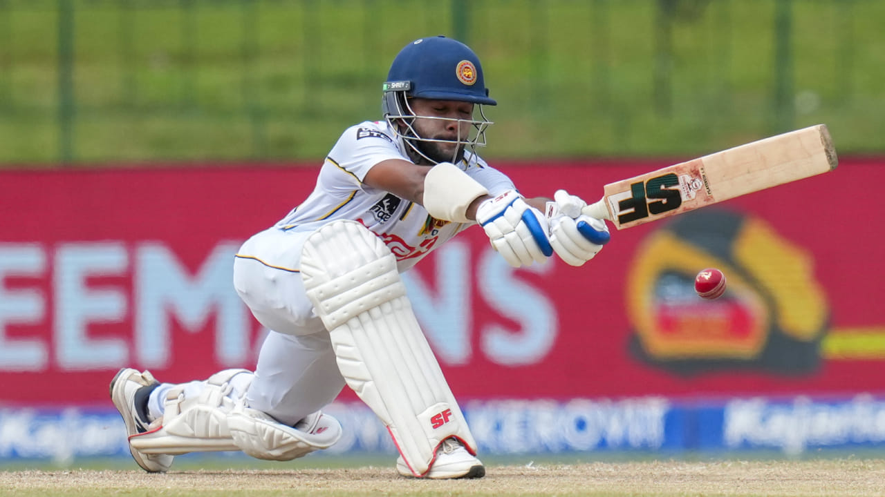 ಇದಕ್ಕೂ ಮೊದಲು, ಪಾಕಿಸ್ತಾನದ ಜಹೀರ್ ಅಬ್ಬಾಸ್ ಮತ್ತು ಇಂಗ್ಲೆಂಡ್‌ನ ಎವರ್ಟನ್ ವೀಕ್ಸ್ ಈ ಸಾಧನೆ ಮಾಡಿದರು. ಅಬ್ಬಾಸ್ 176, 96 ಮತ್ತು 235* ರನ್ ಬಾರಿಸಿದ್ದರೆ, ವೀಕ್ಸ್ 128, 194 ಮತ್ತು 162 ರನ್​ಗಳ ಇನ್ನಿಂಗ್ಸ್ ಆಡಿದ್ದರು. ಇದೀಗ ದಿನುಷಾ ಈ ಸಾಧನೆ ಮಾಡುವ ಮೂಲಕ ಈ ಪಟ್ಟಿಯಲ್ಲಿ ಸ್ಥಾನ ಪಡೆದಿದ್ದಾರೆ(PC-PTI).
