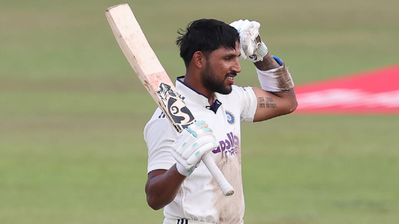ಶ್ರೀಲಂಕಾದ ಕೊಲಂಬೊದ ಎಸ್‌ಎಸ್‌ಸಿ ಮೈದಾನದಲ್ಲಿ ನಡೆದ ಈ ಪಂದ್ಯದಲ್ಲಿ 7ನೇ ಕ್ರಮಾಂಕದಲ್ಲಿ ಕಣಕ್ಕಿಳಿದ ಧ್ರುವ್ ಜುರೆಲ್ ಆಕರ್ಷಕ ಬ್ಯಾಟಿಂಗ್ ಪ್ರದರ್ಶಿಸಿದರು. ಈ ಬ್ಯಾಟಿಂಗ್​ನೊಂದಿಗೆ ಮೂರಂಕಿ ಮೊತ್ತ ಗಳಿಸುವ ಮೂಲಕ ಶ್ರೀಲಂಕಾದಲ್ಲಿ 7ನೇ ಕ್ರಮಾಂಕದಲ್ಲಿ ಕಣಕ್ಕಿಳಿದು ಶತಕ ಸಿಡಿಸಿದ ಭಾರತದ ಮೊದಲ ವಿಕೆಟ್ ಕೀಪರ್ ಬ್ಯಾಟರ್ ಎನಿಸಿಕೊಂಡರು. (PC: BCCI)