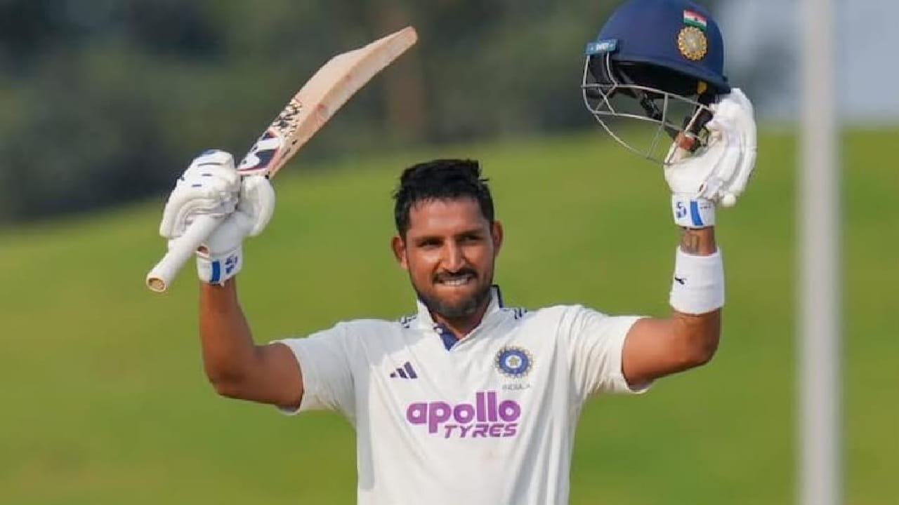 ಶ್ರೀಲಂಕಾ ವಿರುದ್ಧದ 2ನೇ ಟೆಸ್ಟ್ ಪಂದ್ಯದಲ್ಲಿ ಭಾರತದ ಉದಯೋನ್ಮುಖ ತಾರೆ, ಯುವ ವಿಕೆಟ್‌ಕೀಪರ್-ಬ್ಯಾಟರ್ ಧ್ರುವ್ ಜುರೆಲ್ ಭರ್ಜರಿ ಶತಕ ಸಿಡಿಸಿದ್ದಾರೆ. ಈ ಸೆಂಚುರಿಯೊಂದಿಗೆ ಜುರೆಲ್ ಟೀಮ್ ಇಂಡಿಯಾದ ಮಾಜಿ ನಾಯಕ ಎಂ.ಎಸ್. ಧೋನಿ ಅವರ 16 ವರ್ಷಗಳ ಹಳೆಯ ದಾಖಲೆಯೊಂದನ್ನು ಅಳಿಸಿ ಹಾಕಿದ್ದಾರೆ. (PC: BCCI)