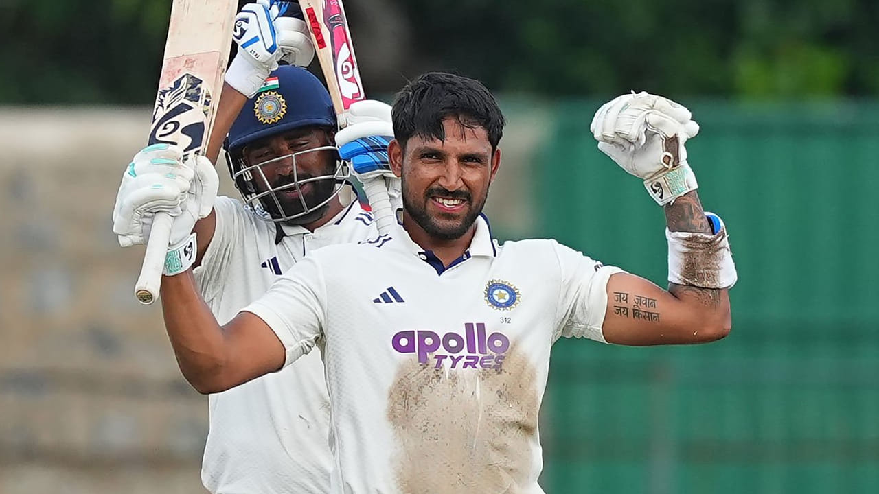 ಹಾಗೆಯೇ ಶ್ರೀಲಂಕಾದಲ್ಲಿ  7ನೇ ಕ್ರಮಾಂಕದಲ್ಲಿ ಬ್ಯಾಟ್ ಬೀಸಿ ಟೆಸ್ಟ್ ಶತಕ ಬಾರಿಸಿದ ಭಾರತದ ಕೇವಲ ಎರಡನೇ ಬ್ಯಾಟರ್ ಎಂಬ ಕೀರ್ತಿಗೂ ಜುರೆಲ್ ಭಾಜನರಾಗಿದ್ದಾರೆ. ಇದಕ್ಕೂ ಮುನ್ನ 2017ರಲ್ಲಿ ಆಲ್‌ರೌಂಡರ್ ಹಾರ್ದಿಕ್ ಪಾಂಡ್ಯ (108 ರನ್) ಪಲ್ಲೆಕೆಲೆಯಲ್ಲಿ ಈ ಸಾಧನೆ ಮಾಡಿದ್ದರು. ಇದೀಗ ಜುರೆಲ್ ಬಾರಿಸಿದ 115* ರನ್ ಈ ಕ್ರಮಾಂಕದಲ್ಲಿ ಭಾರತೀಯ ಬ್ಯಾಟರ್ ಒಬ್ಬರು ಗಳಿಸಿದ ಗರಿಷ್ಠ ಸ್ಕೋರ್ ಎನಿಸಿಕೊಂಡಿದೆ. (PC: BCCI)
