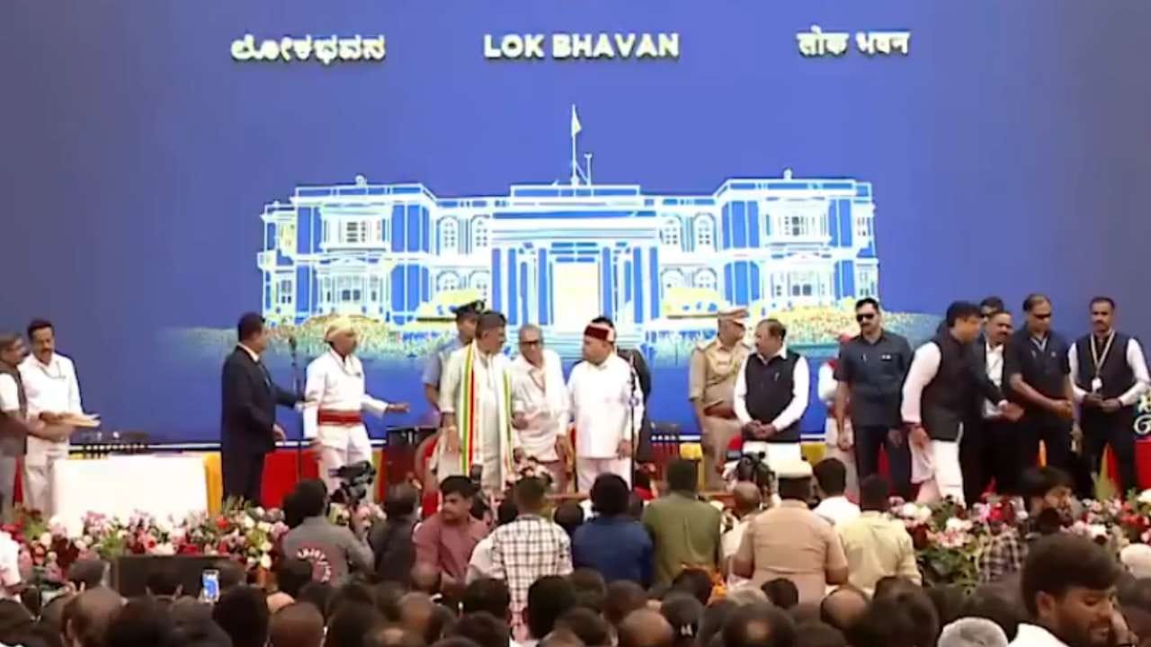 ಸಿಎಂ ಡಿಕೆ ಶಿವಕುಮಾರ್ ಕ್ಯಾಬಿನೆಟ್ ಫೈನಲ್ ಆಗ್ತಿದ್ದಂತೆಯೇ ಇಂದೇ ನೂತನ ಸಚಿವರು ಪ್ರಯಾಣವಚನ ಸ್ವೀಕರಿಸಿದ್ದಾರೆ. ಲೋಕಭವನದ ಗಾಜಿನ ಮನೆಯಲ್ಲಿ ಪದಗ್ರಹಣ ಸಮಾರಂಭ ನಡೆದಿದ್ದು, 19 ನೂತನ ಸಚಿವರಿಗೆ ರಾಜ್ಯಪಾಲ ಥಾವರ್ಚಂದ್ ಗೆಹ್ಲೋಟ್ ಪ್ರತಿಜ್ಞಾವಿಧಿ ಬೋಧಿಸಿದರು.