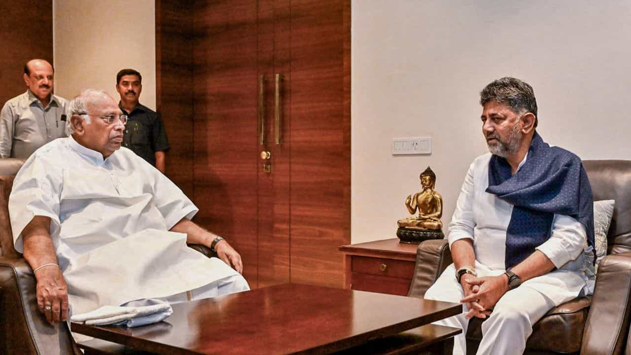 ಸಿಎಂ ಡಿಕೆಶಿ ಕ್ಯಾಬಿನೆಟ್ನಲ್ಲಿ 11 ಮಂದಿ ಮಾತ್ರ ಹೊಸಬರು: ಸಿದ್ದರಾಮಯ್ಯ ಸಂಪುಟದಲ್ಲಿದ್ದ ಹಲವರಿಗೆ ಕೊಕ್ ಸಿಎಂ ಡಿಕೆಶಿ ಕ್ಯಾಬಿನೆಟ್ನಲ್ಲಿ 11 ಮಂದಿ ಮಾತ್ರ ಹೊಸಬರು: ಸಿದ್ದರಾಮಯ್ಯ ಸಂಪುಟದಲ್ಲಿದ್ದ ಹಲವರಿಗೆ ಕೊಕ್