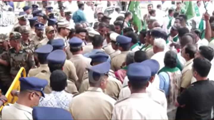 ತಮಿಳುನಾಡಿಗೆ ನೀರು ಬಿಡುಗಡೆ ವಿರೋಧಿಸಿ ಮಂಡ್ಯದಲ್ಲಿ ರೈತರಿಂದ ತೀವ್ರಗೊಂಡ ಪ್ರತಿಭಟನೆ ತಮಿಳುನಾಡಿಗೆ ನೀರು ಬಿಡುಗಡೆ ವಿರೋಧಿಸಿ ಮಂಡ್ಯದಲ್ಲಿ ರೈತರಿಂದ ತೀವ್ರಗೊಂಡ ಪ್ರತಿಭಟನೆ