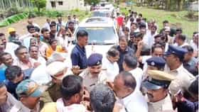 ಹೇಮಾವತಿ ಕೆನಾಲ್ ವಿವಾದ: ಡಿಸಿಎಂ ಪರಮೇಶ್ವರ್​​ ಕಾರಿಗೆ ಅಡ್ಡ ಮಲಗಿ ರೈತರ ಪ್ರತಿಭಟನೆ