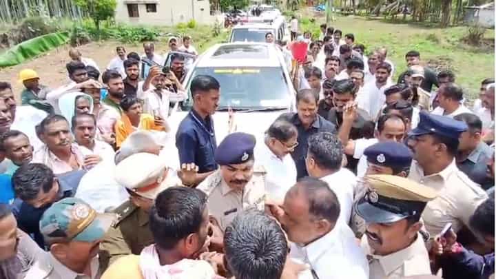 ಹೇಮಾವತಿ ಕೆನಾಲ್ ವಿವಾದ: ಡಿಸಿಎಂ ಪರಮೇಶ್ವರ್ ಕಾರಿಗೆ ಅಡ್ಡ ಮಲಗಿ ರೈತರ ಪ್ರತಿಭಟನೆ ಹೇಮಾವತಿ ಕೆನಾಲ್ ವಿವಾದ: ಡಿಸಿಎಂ ಪರಮೇಶ್ವರ್ ಕಾರಿಗೆ ಅಡ್ಡ ಮಲಗಿ ರೈತರ ಪ್ರತಿಭಟನೆ